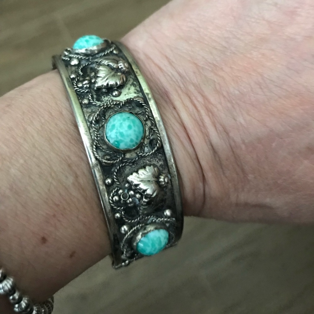 ❌SOLD❌ Antique Pin Hinged Bangle Bracelet - Picture 7 of 8